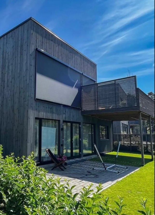 Front med inngang rett fra hagen og utsikt mot Vågsbygdskauen.